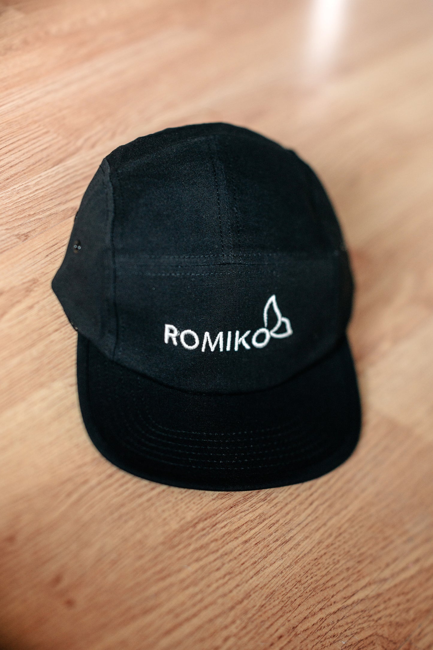Gorra negra ROMIKO