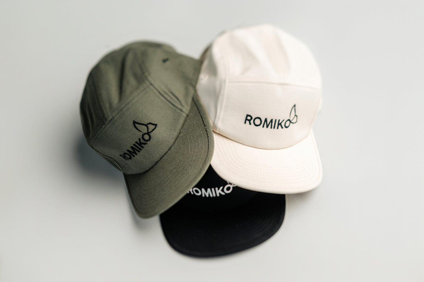 Gorra negra ROMIKO